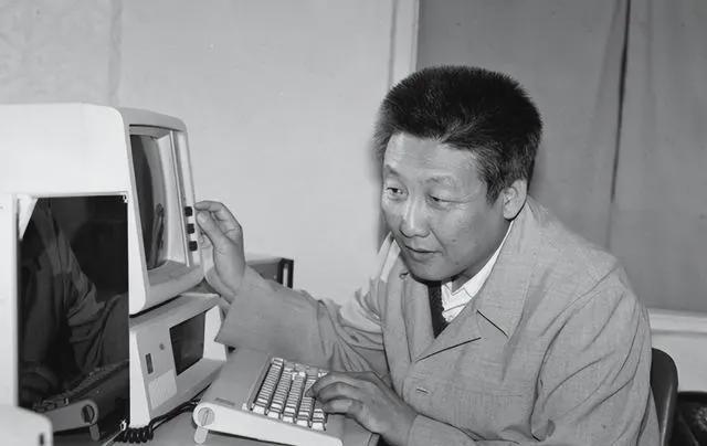 東方紅衛(wèi)星超重孫家棟堅持拆掉毛主席像章周恩來說：支持你！(圖1)