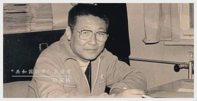 東方紅衛(wèi)星超重孫家棟堅持拆掉毛主席像章周恩來說：支持你！(圖6)