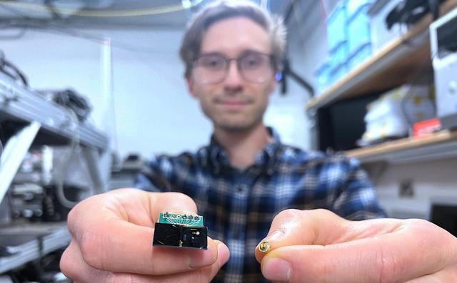 手掌大小的激光器打破了實驗室界限 可運用于量子計算、遙感衛(wèi)星