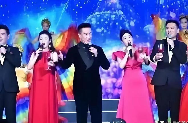 閻維文妻子現(xiàn)狀：66歲駝背蒼老瘦成皮包骨夫妻差1歲像兩代人(圖3)
