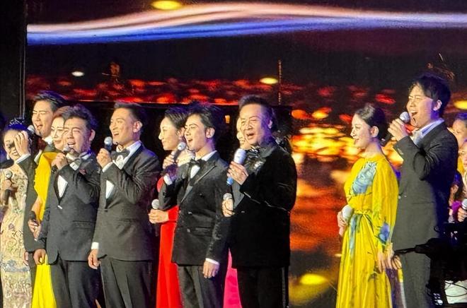 閻維文妻子現(xiàn)狀：66歲駝背蒼老瘦成皮包骨夫妻差1歲像兩代人(圖2)