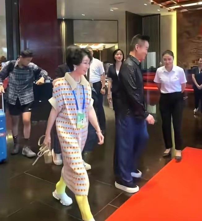 閻維文妻子現(xiàn)狀：66歲駝背蒼老瘦成皮包骨夫妻差1歲像兩代人(圖6)