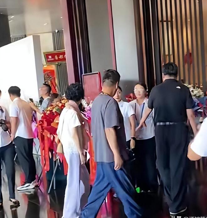 閻維文妻子現(xiàn)狀：66歲駝背蒼老瘦成皮包骨夫妻差1歲像兩代人(圖12)