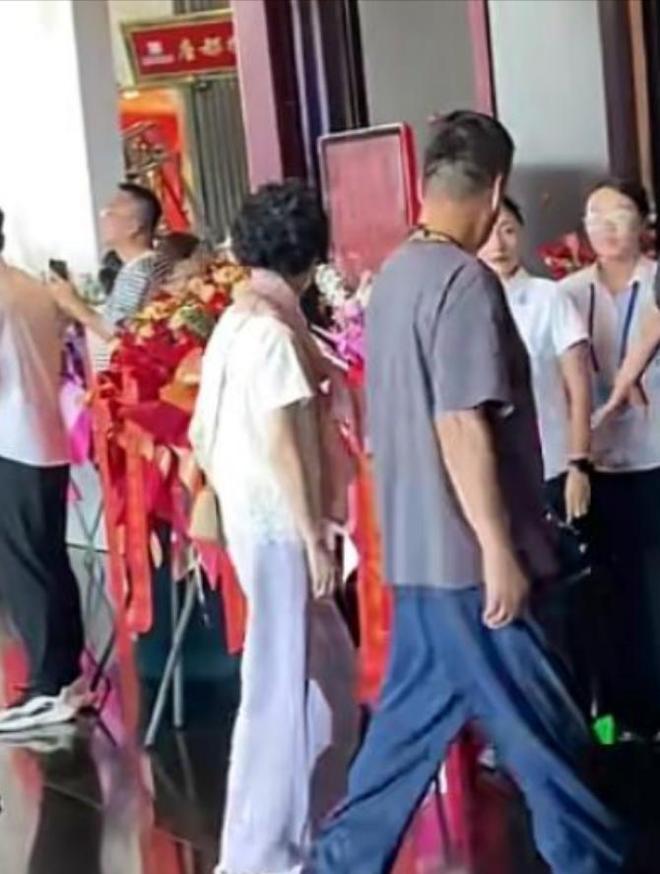 閻維文妻子現(xiàn)狀：66歲駝背蒼老瘦成皮包骨夫妻差1歲像兩代人(圖14)