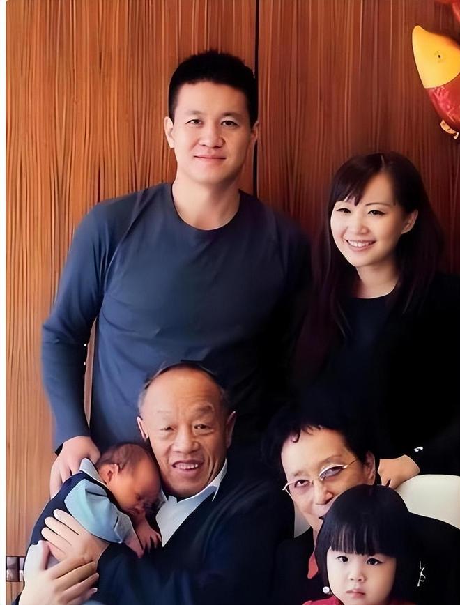 閻維文妻子現(xiàn)狀：66歲駝背蒼老瘦成皮包骨夫妻差1歲像兩代人(圖11)