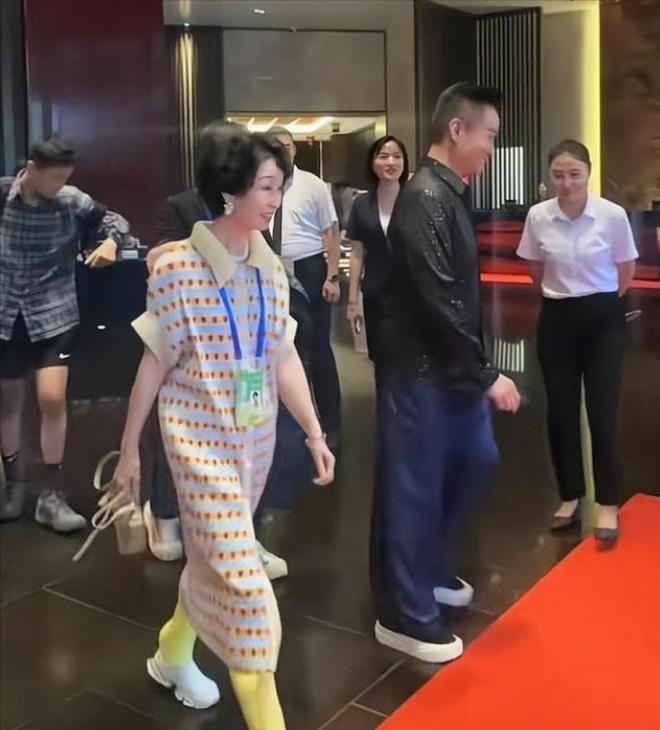 閻維文妻子現(xiàn)狀：66歲駝背蒼老瘦成皮包骨夫妻差1歲像兩代人(圖7)