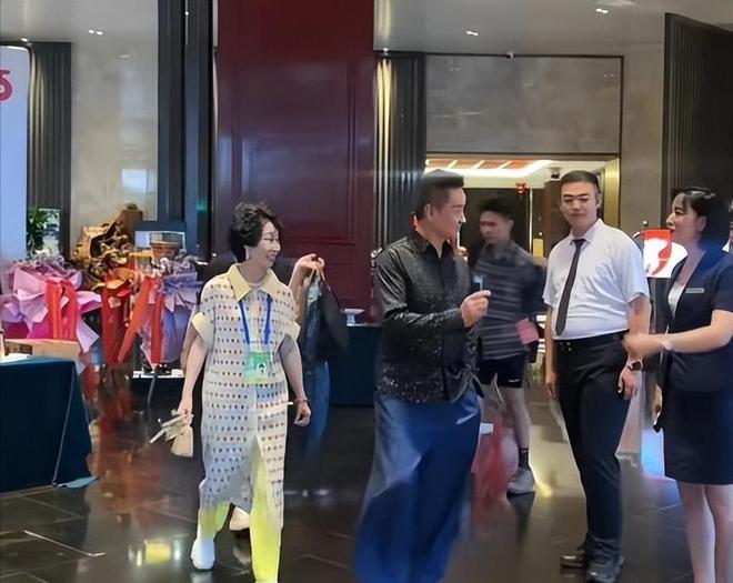 閻維文妻子現(xiàn)狀：66歲駝背蒼老瘦成皮包骨夫妻差1歲像兩代人(圖13)