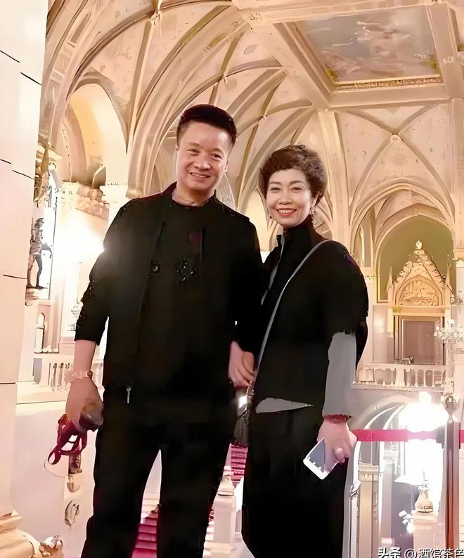 閻維文妻子現(xiàn)狀：66歲駝背蒼老瘦成皮包骨夫妻差1歲像兩代人(圖21)