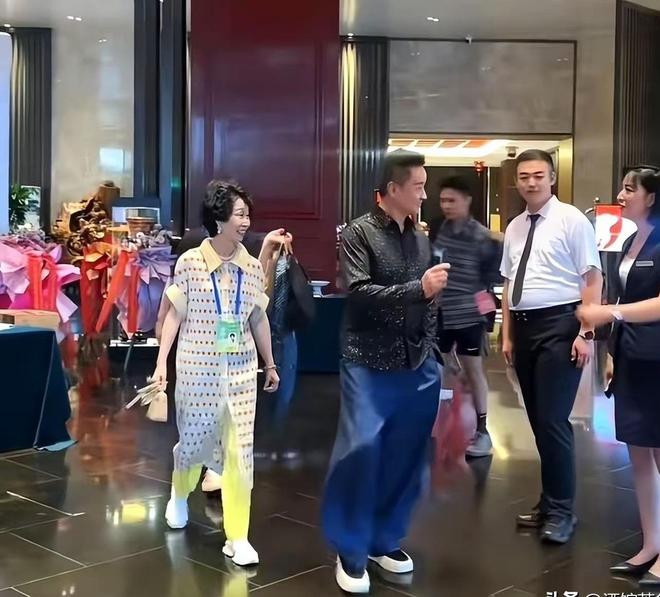 閻維文妻子現(xiàn)狀：66歲駝背蒼老瘦成皮包骨夫妻差1歲像兩代人(圖18)